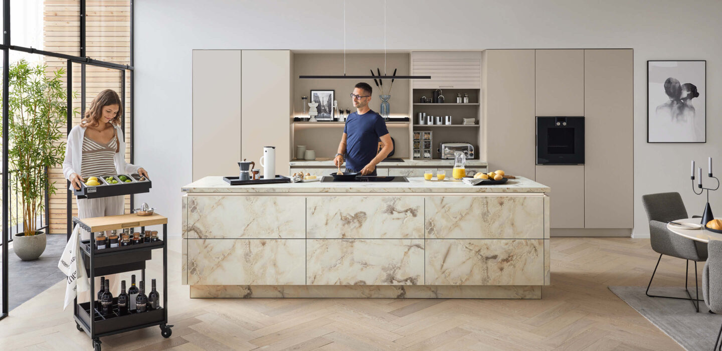 Moderne Ballerina Küche mit Marmor-Kücheninsel und offenem Wohnkonzept bei A2 Küchen in Hannover