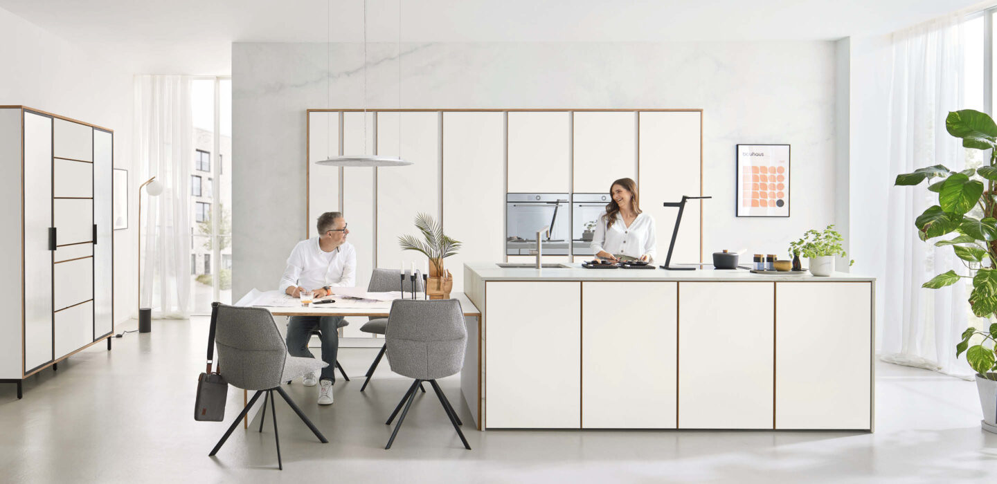 Minimalistische Ballerina Küche in Weiß mit integriertem Essbereich und modernem Design