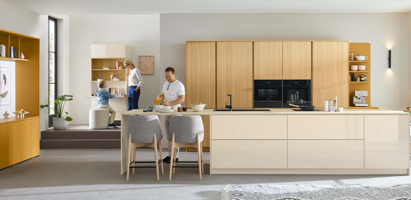 Ballerina Familienküche mit warmen Holzfronten und modernen Akzenten für gemütliches Wohnen