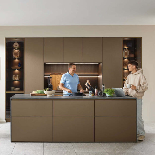 Moderne Küche in Braun mit Kochinsel, integrierte LED-Beleuchtung und offene Nische, klare Fronten für funktionales Kochen und modernes Wohnen